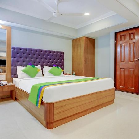 Treebo Cruz Royale Santacruz West Hotel Mumbai Exterior photo