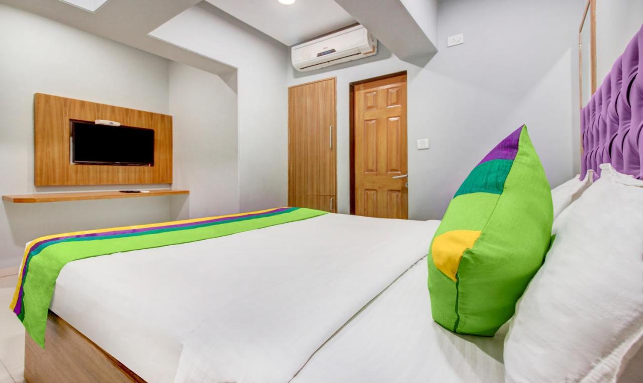 Treebo Cruz Royale Santacruz West Hotel Mumbai Exterior photo