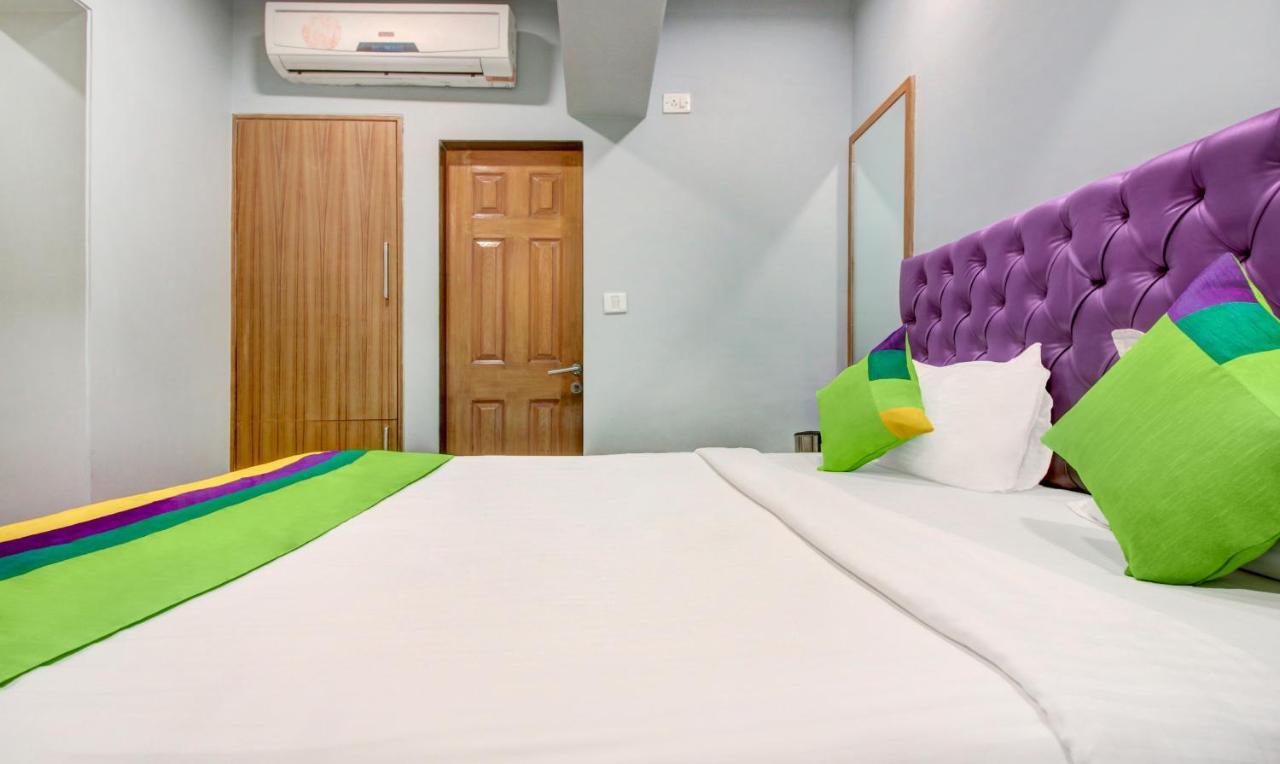 Treebo Cruz Royale Santacruz West Hotel Mumbai Exterior photo
