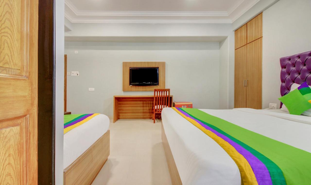 Treebo Cruz Royale Santacruz West Hotel Mumbai Exterior photo