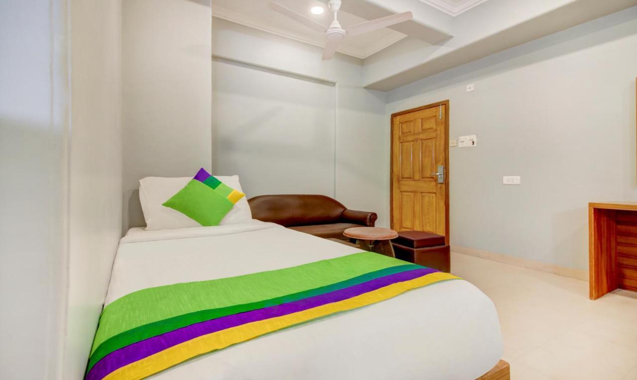 Treebo Cruz Royale Santacruz West Hotel Mumbai Exterior photo