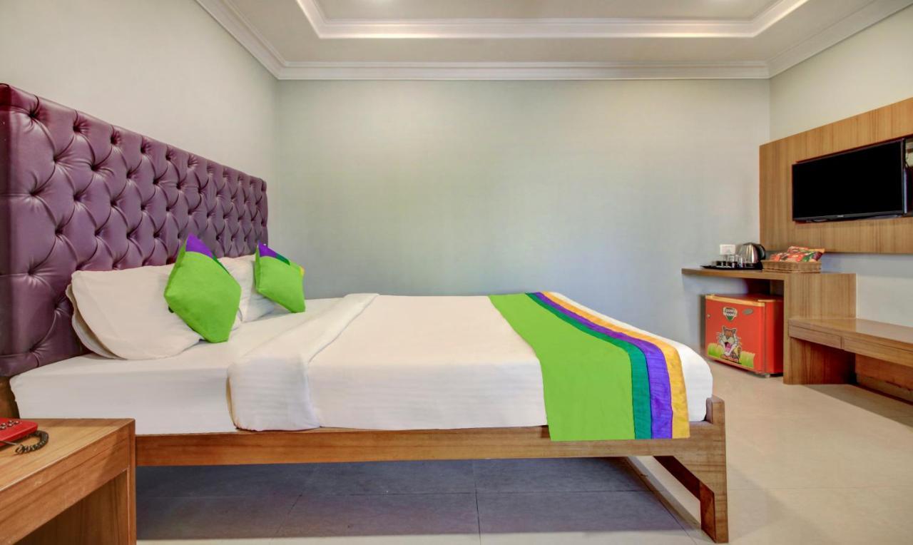 Treebo Cruz Royale Santacruz West Hotel Mumbai Exterior photo