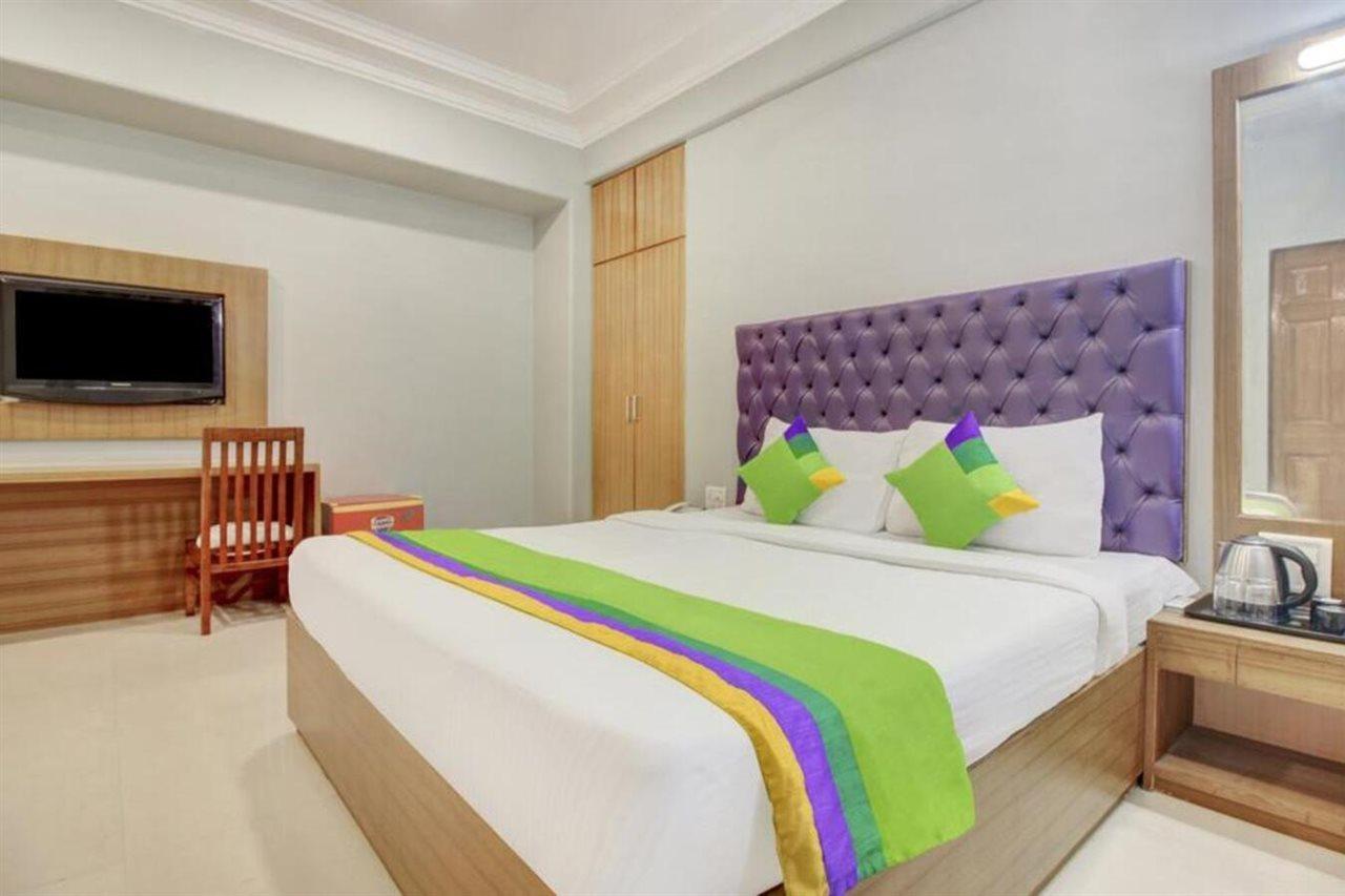 Treebo Cruz Royale Santacruz West Hotel Mumbai Exterior photo