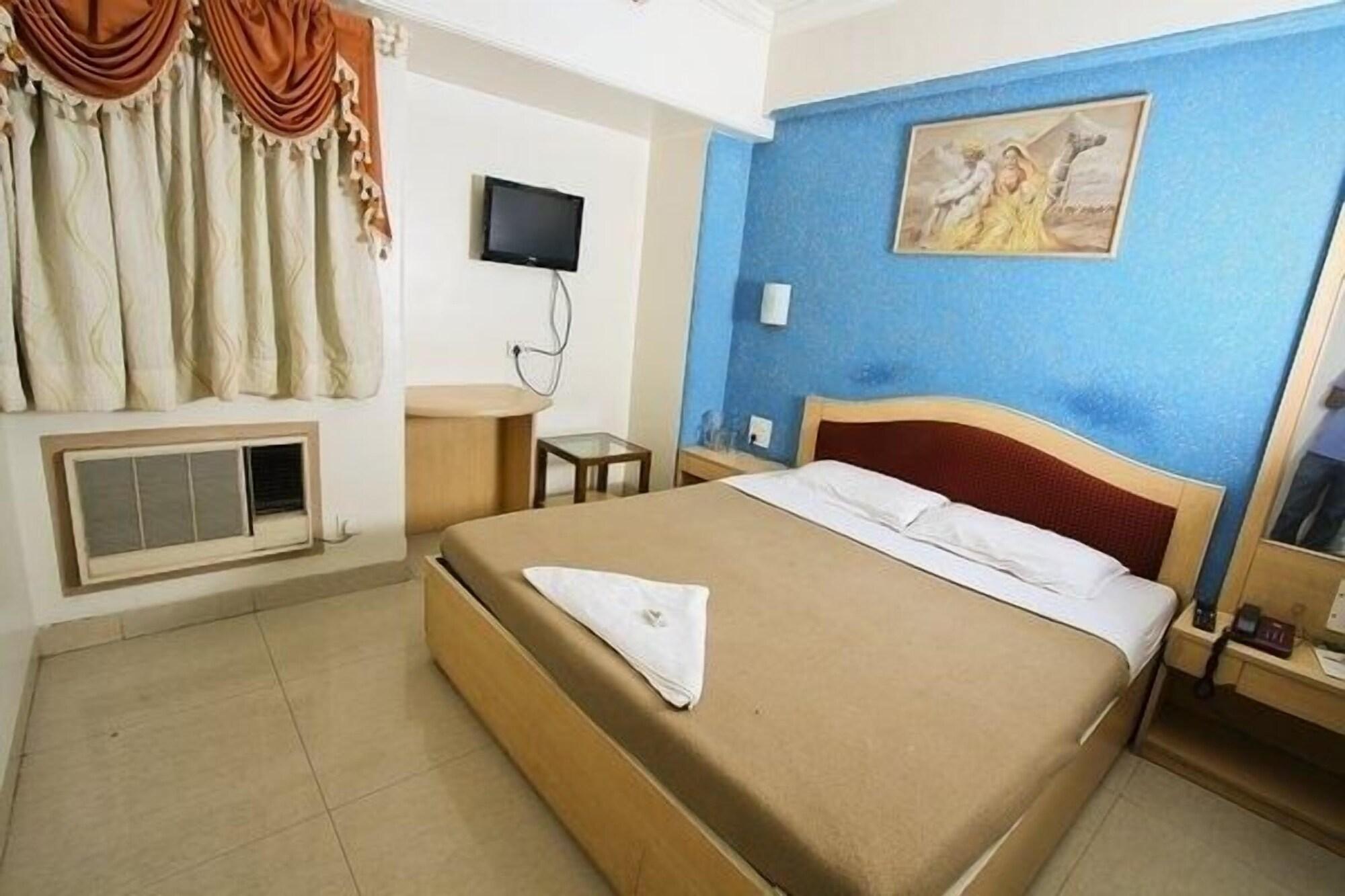 Treebo Cruz Royale Santacruz West Hotel Mumbai Exterior photo