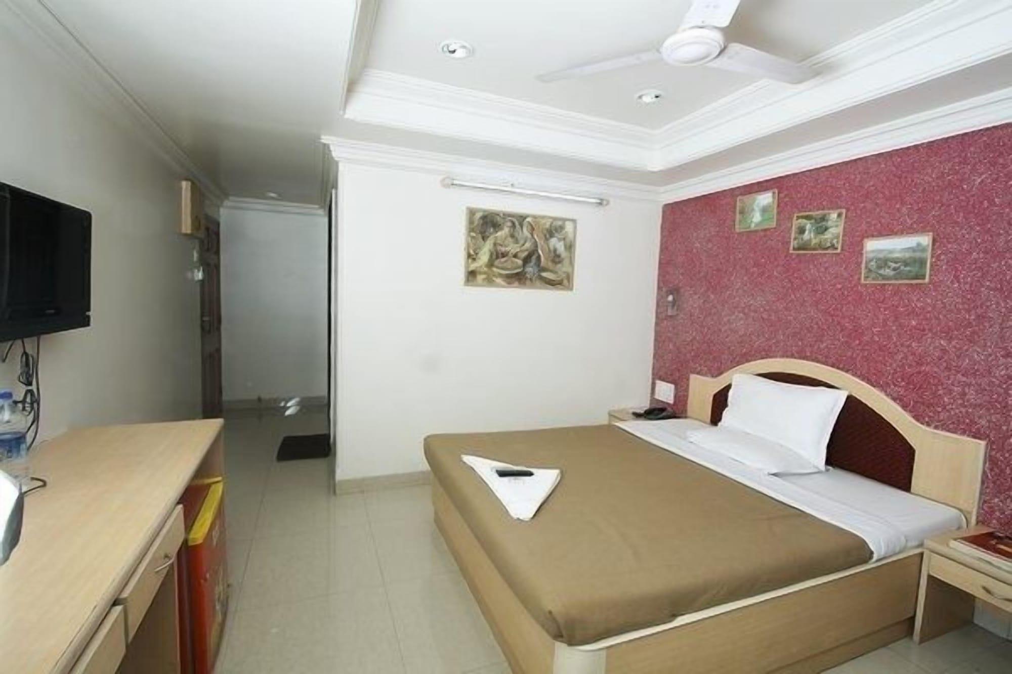 Treebo Cruz Royale Santacruz West Hotel Mumbai Exterior photo