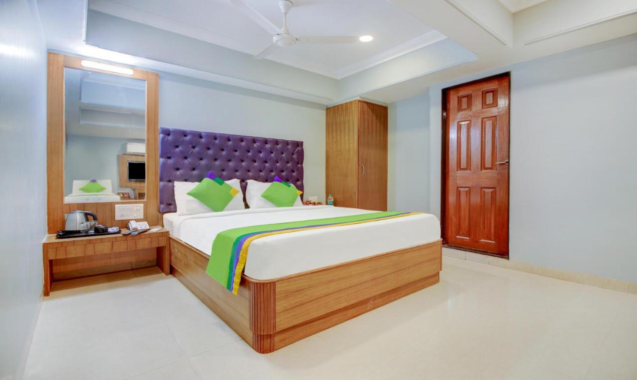 Treebo Cruz Royale Santacruz West Hotel Mumbai Exterior photo